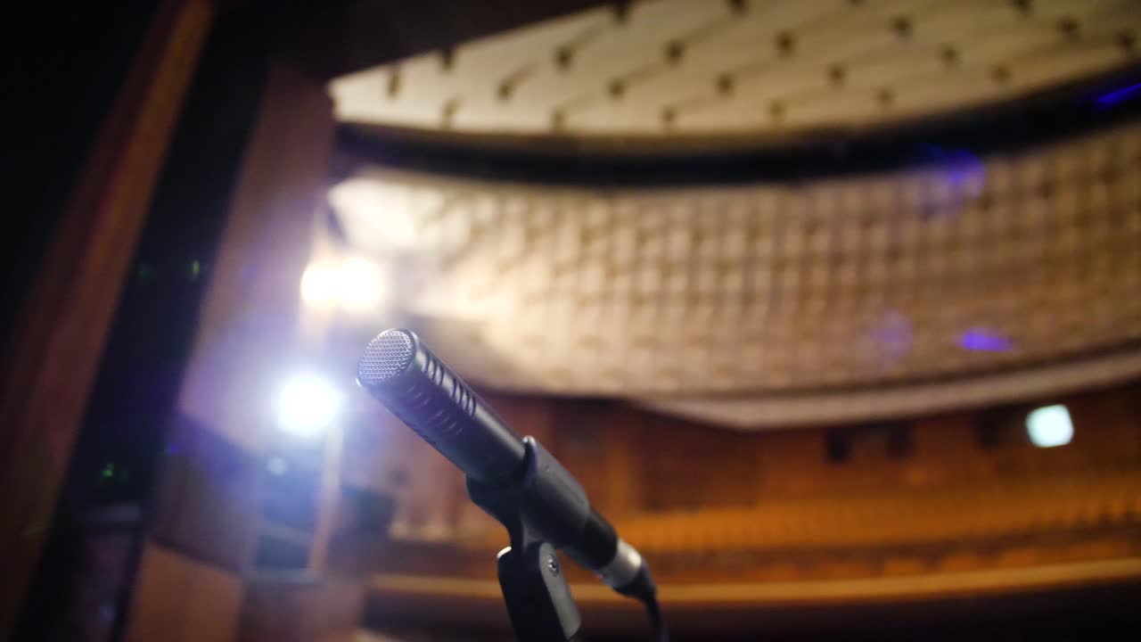 극장 의 무대 에 있는 마이크