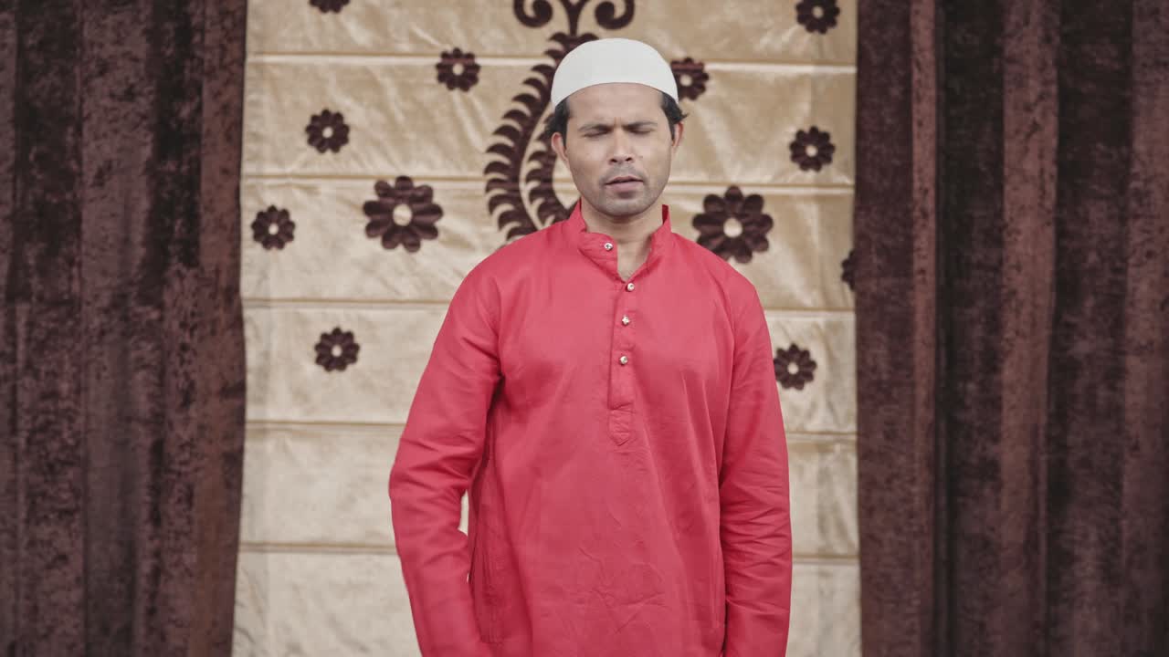 hombre musulmán enojado gritando a la cámara