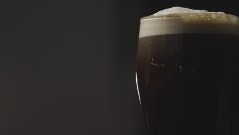 nahaufnahme eines pint irish stout im glas zur feier des st. patricks day 20