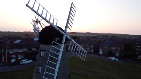 Vista-Aérea-Del-Molino-De-Viento-De-Whitburn-Cerca-De-Los-Escudos-Del-Sur-En-La-Hora-Dorada-Del-Atardecer