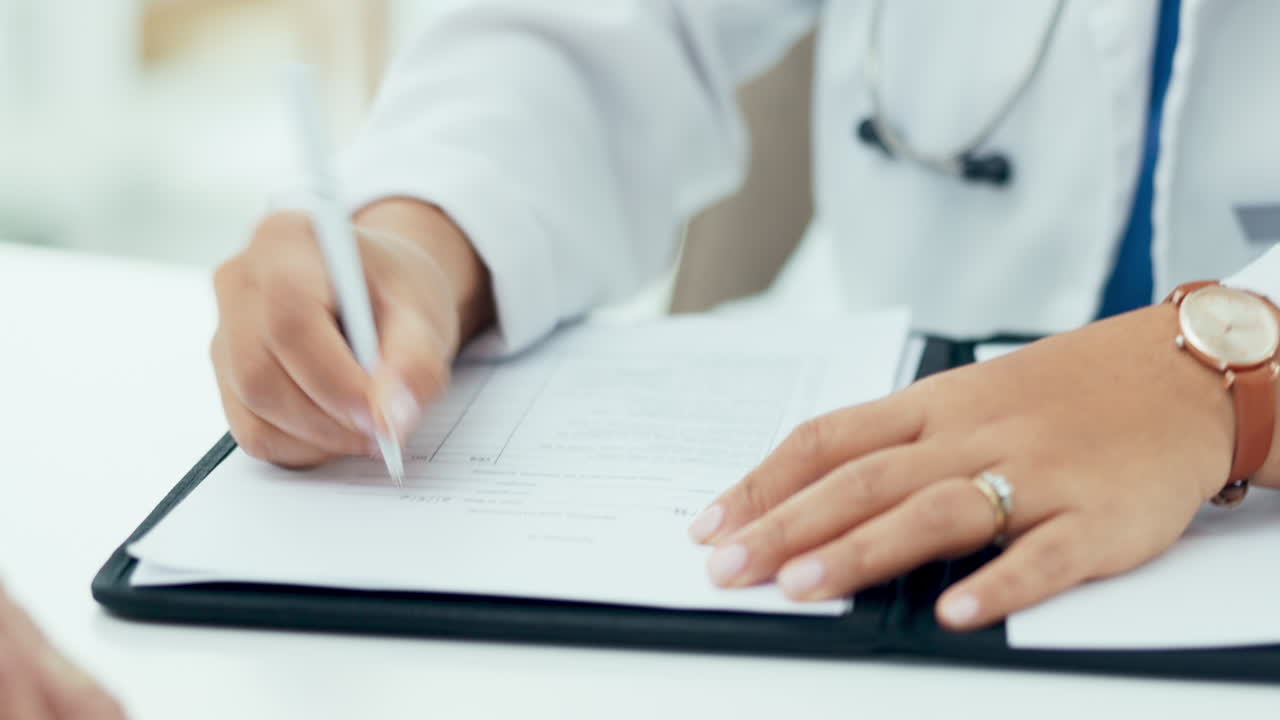 consulta, manos y un médico con un informe