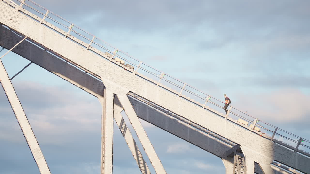 불꽃놀이 기술자 남자 위에 계단을 오르는