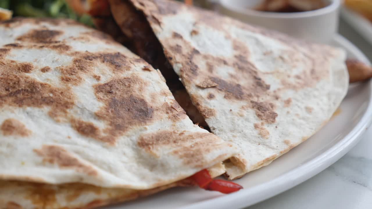 Primo piano di deliziose quesadilla dorate su un piatto