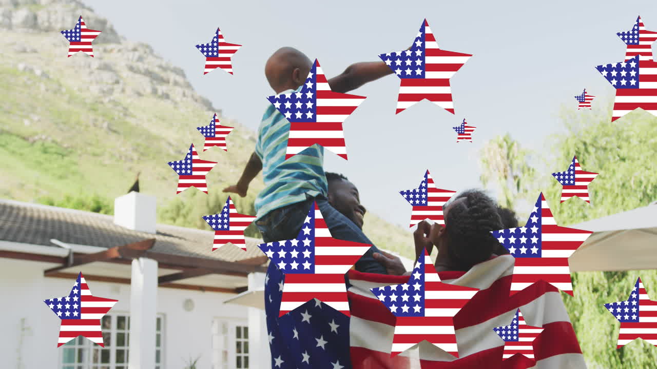 animación de estrellas con la bandera de los estados unidos de américa ondeando sobre una familia afroamericana sonriente