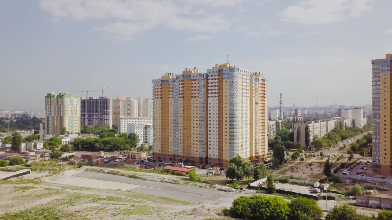 las afueras de una megaciudad. paisaje de la ciudad. vista aérea. área residencial de kiev, ucrania