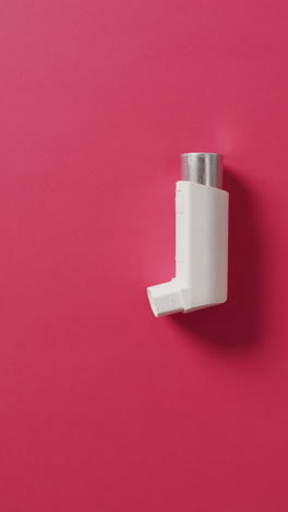 vídeo vertical del inhalador sobre un fondo rosado