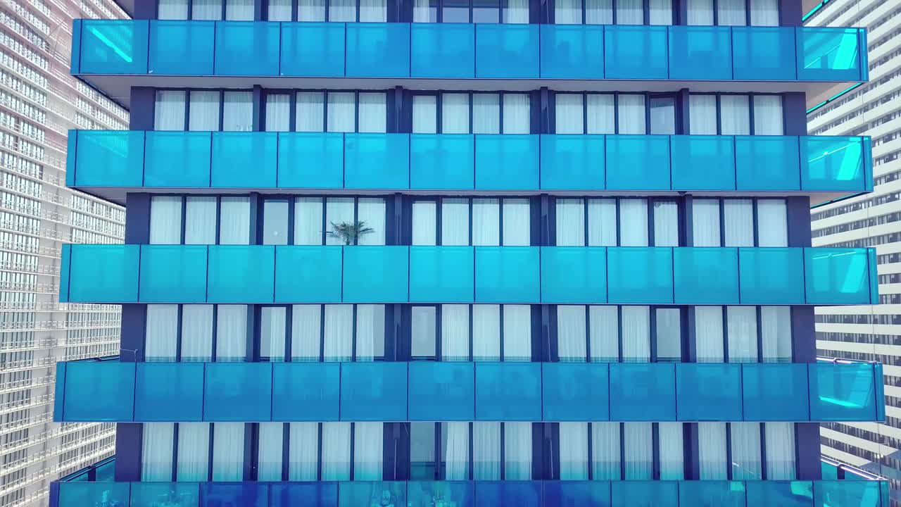 la fachada de un moderno edificio de oficinas espejado fue removida por un avión no tripulado.