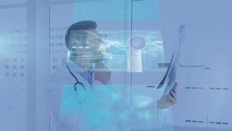 animación de pantallas digitales sobre un médico caucásico que sostiene una radiografía