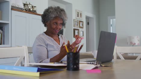 Ältere-Afroamerikanische-Frau,-Die-Zu-Hause-Einen-Video-Chat-Auf-Dem-Laptop-Führt