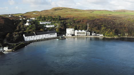 destilería de whisky caol aero ila desde el sonido de islay