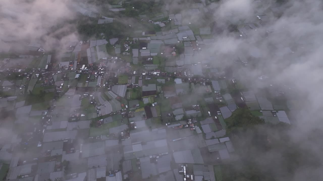 Luce dell'alba su vulcano, campi terrazzati e lago sotto le nuvole, Indonesia