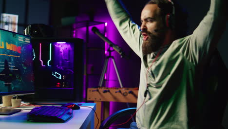 jugador alardeando después de ser victorioso en un videojuego de un solo jugador