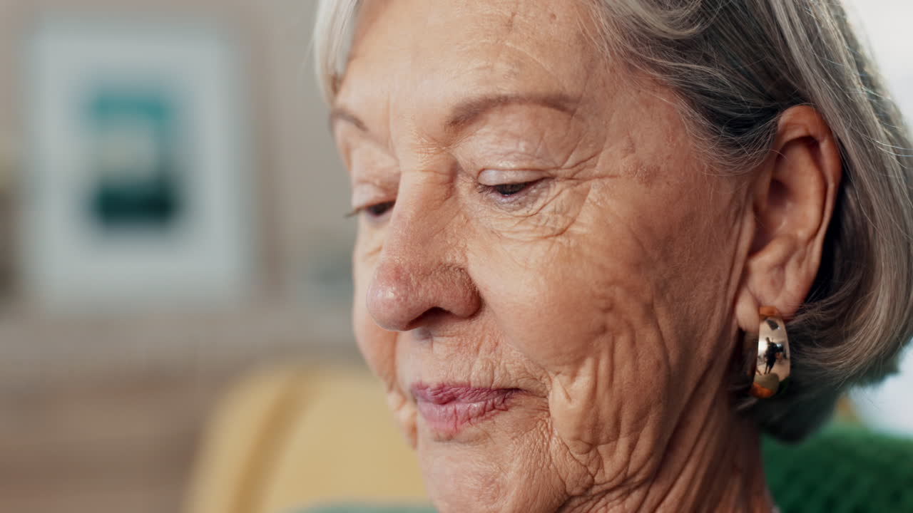 mujer mayor, foto y memoria en una jubilación