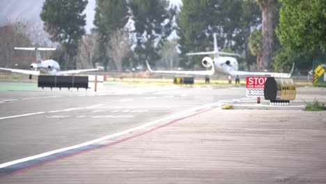 avión se prepara para despegar