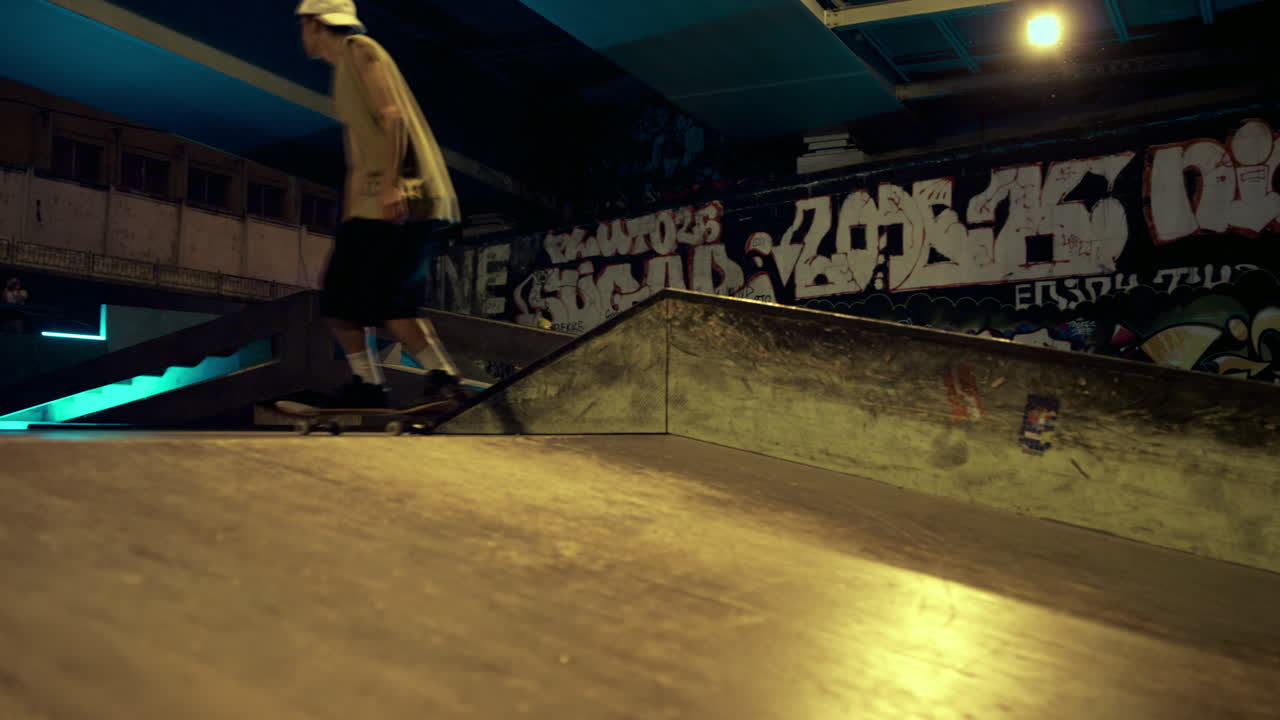 Persone attive che pattinano insieme in uno skatepark urbano. Giovani professionisti