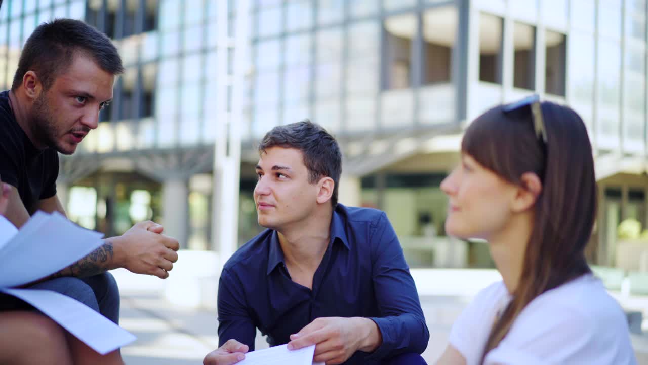 젊은 다양한 비즈니스 팀의 초상화: 기업 건물에서 대규모 비즈니스 조직