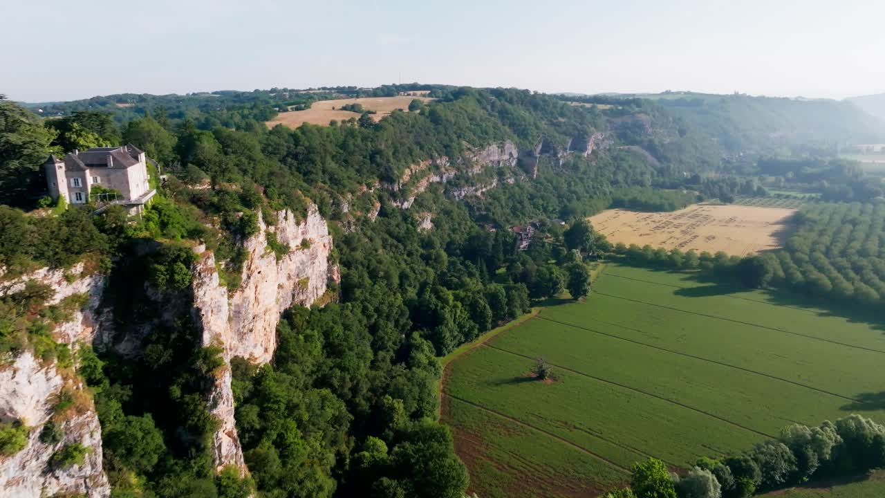 Ch&acirc;teux de Mirandol perched on the edge of the cliff overlooking the valley with the Dordogne river in the French department of Lot