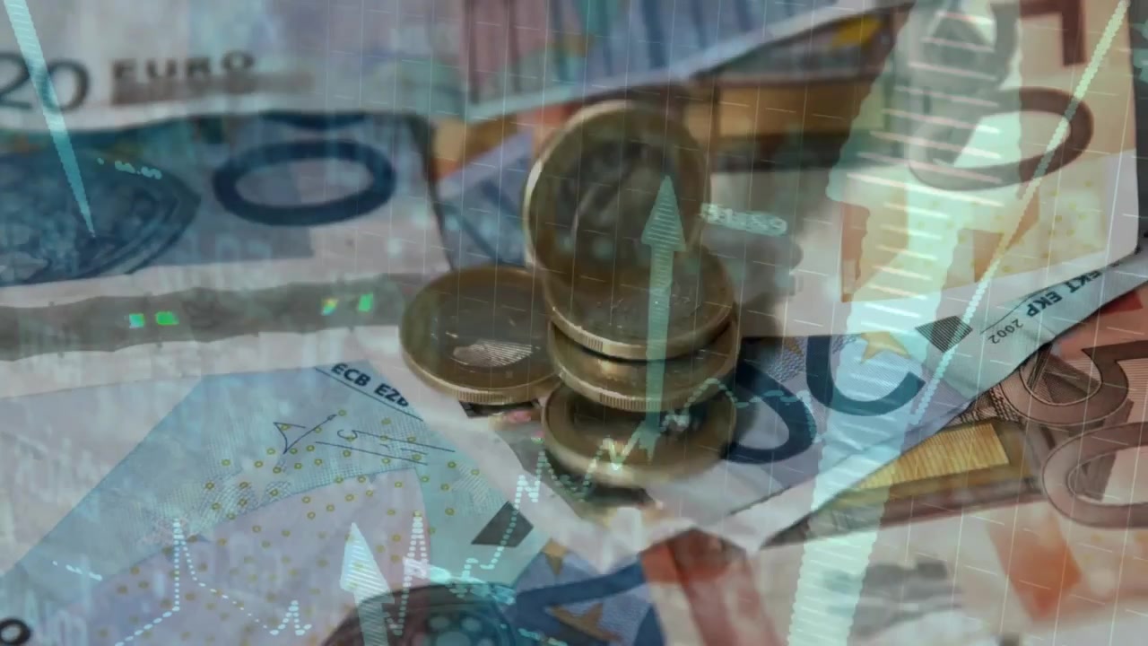 Euromønter falder ned fra oven, stables på pengesedler under aktiekurs-overlays, der viser vækst.