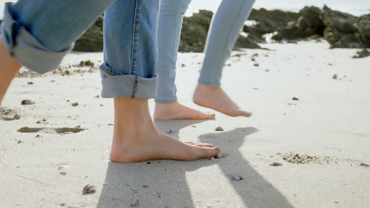 ⁇ 은 날 해변에서  ⁇ 고 있는 백인 커플의 낮은 부분 4k