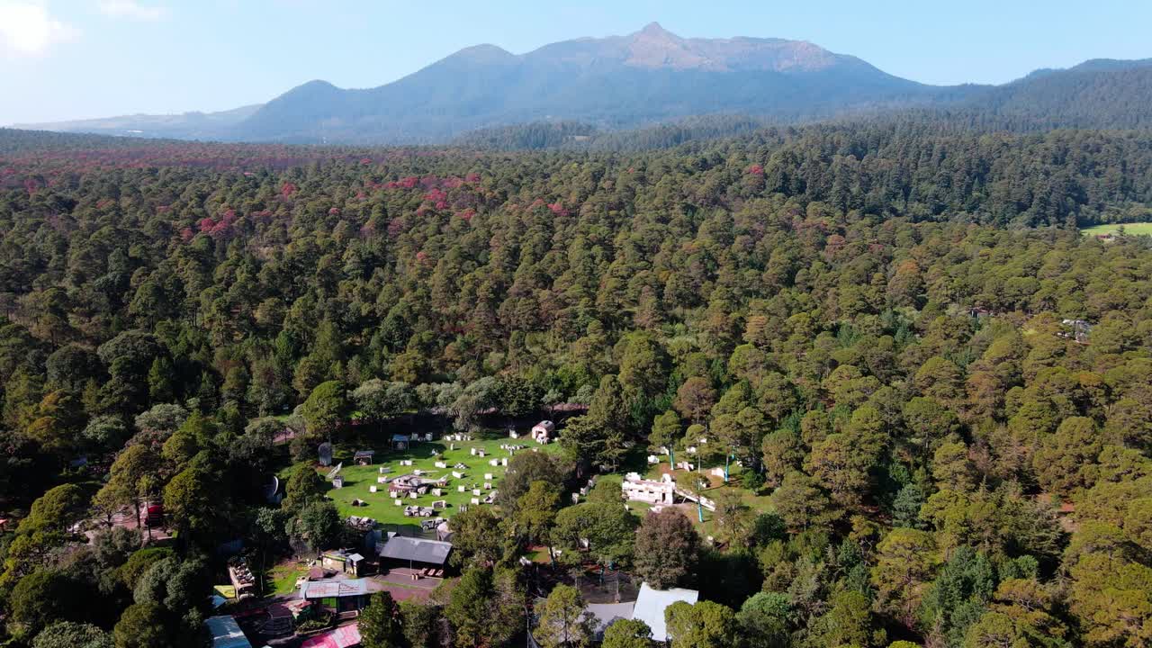 사우스 멕시코 시티의 버려진 군사 기지 상공 비행