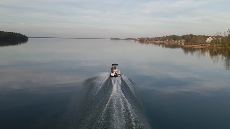 Barca che naviga sul lago la sera. Lago Murray in Carolina del Sud
