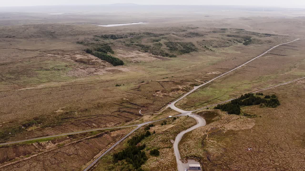 fotografía de drones de las carreteras de los páramos en las hébridas exteriores de escocia