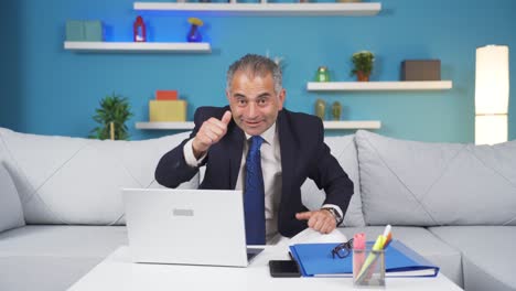 Home-Office-Arbeiter-Mann-Redet-Facetime-Und-Blickt-In-Die-Kamera.