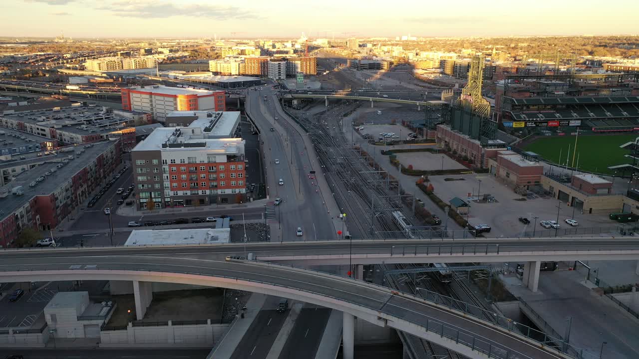 도로와 철로 위의 팬, 덴버 콜로라도