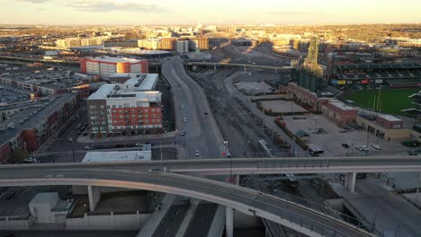 Una-Panorámica-Sobre-Carreteras-Y-Vías-Férreas,-Denver-Colorado