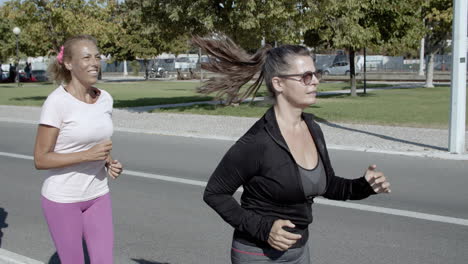 corredores activos de mediana edad corriendo por la calle