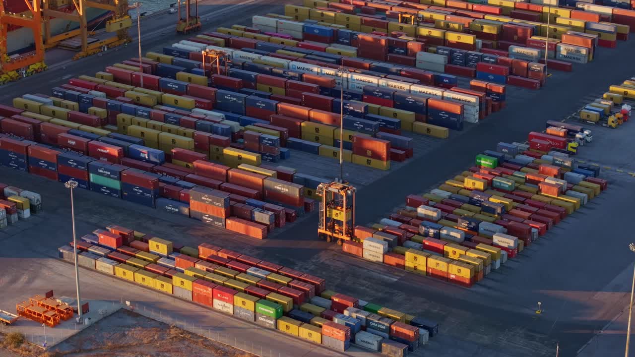 Naturskøn solnedgang over Thessalonikis havn med containerskibe og hav i Grækenland