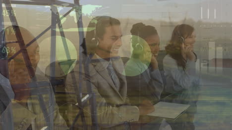 animación de estadísticas y procesamiento de datos financieros en diversos empresarios que utilizan auriculares