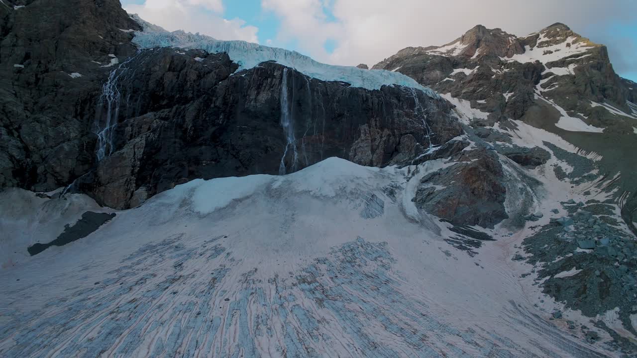 вальмаленко, италия - потрясающий вид на ледник феллариа, с его ледниковым водопадом - снимок с дрона fpv