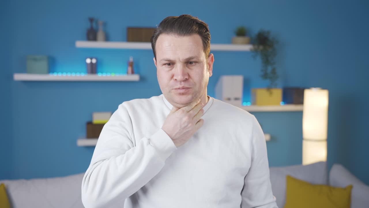 hombre enfermo con dolor de garganta tos, sintiéndose mal.