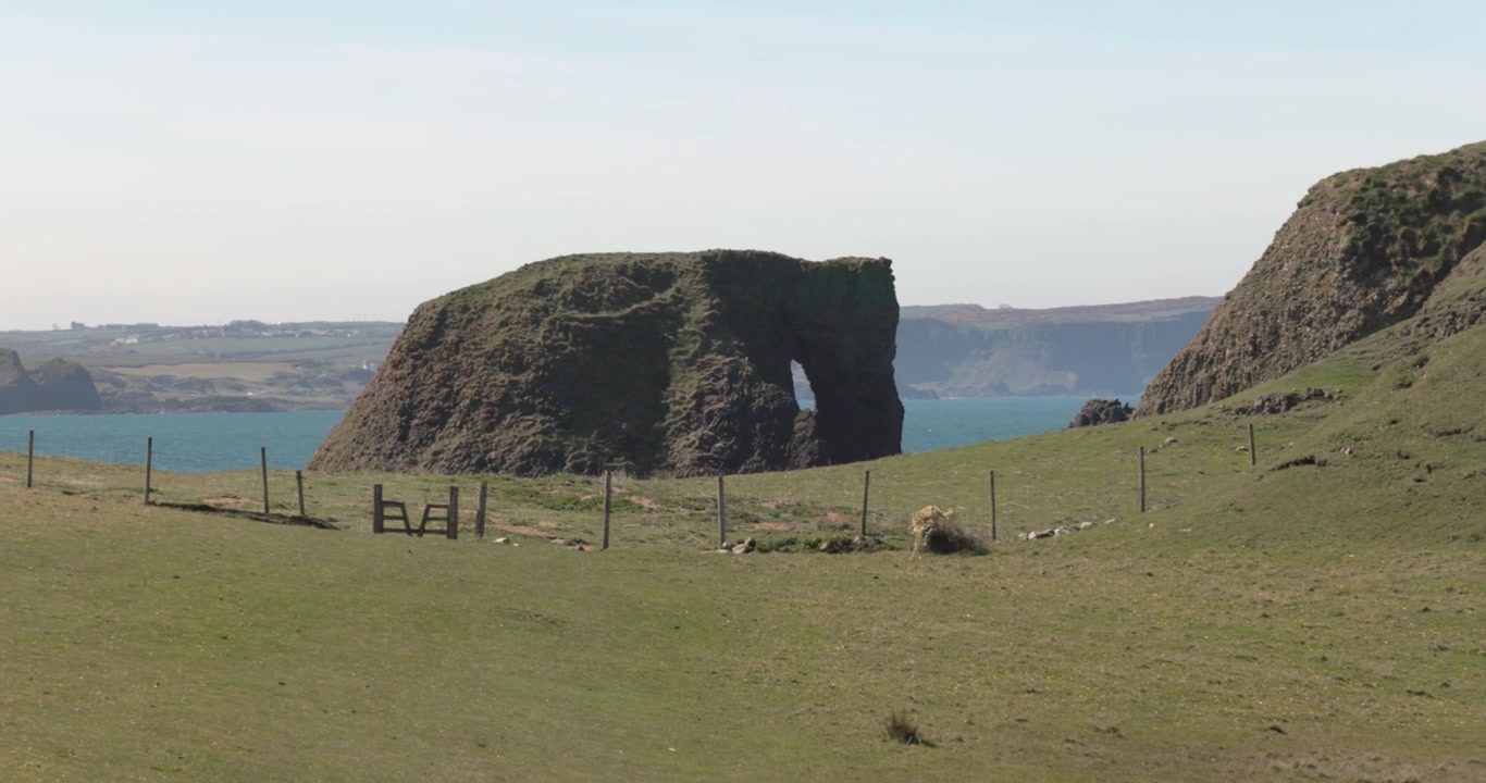 Bild i ögonhöjd av Elephant Rock på Nordirlands kust under sommaren