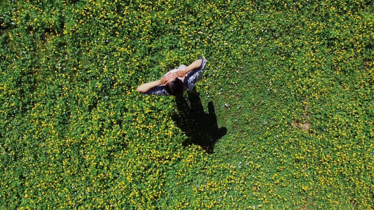 꽃의 에서 휴식을 취하는 사람