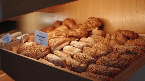 variación de pan en caja de madera