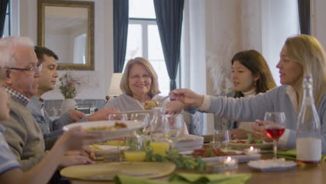 Familia-Feliz-Sentada-A-La-Mesa-En-El-Comedor,-Hablando-Juntos-Y-Disfrutando-De-La-Comida-En-Casa-2