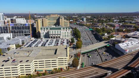 Antenne-Des-Autobahnverkehrs,-Der-Auf-Einer-Autobahn-In-Der-Nähe-Von-Atlanta,-Georgia,-Fließt