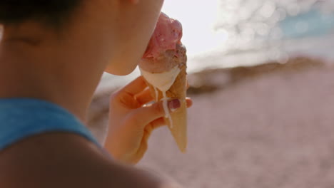 Nahaufnahme-Einer-Frau-Mit-Eisdessert-Am-Wunderschönen-Sonnigen-Strand,-Die-Den-Sommerurlaub-Genießt-Und-Softeis-Isst