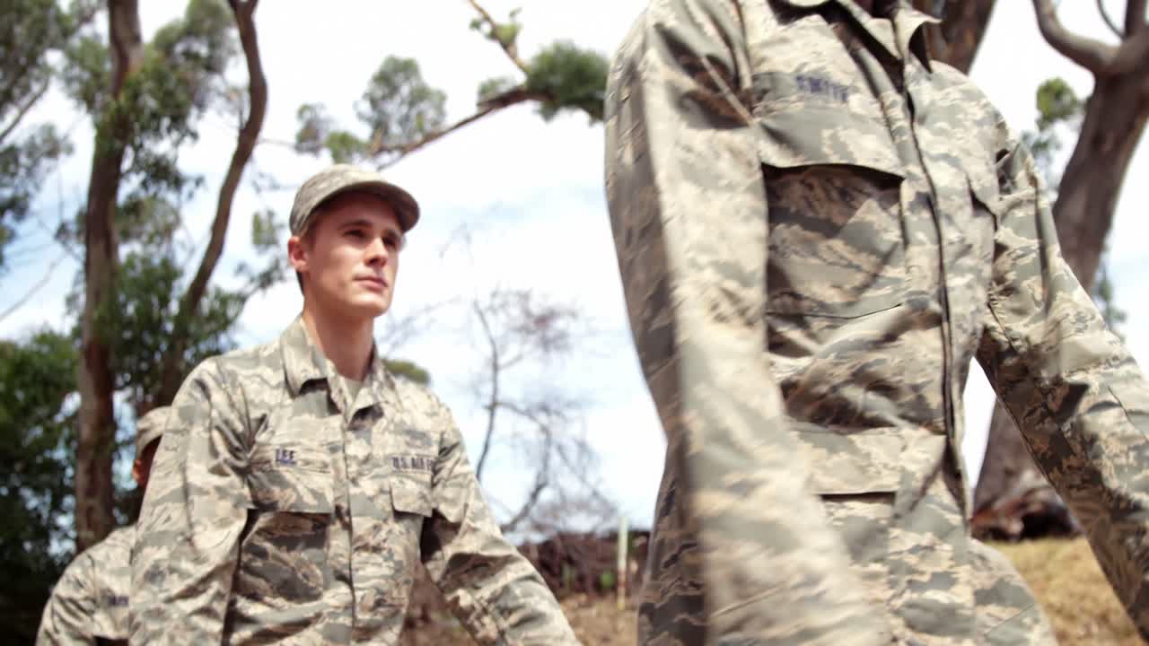 военные войска ходят в тренировочном лагере 4k