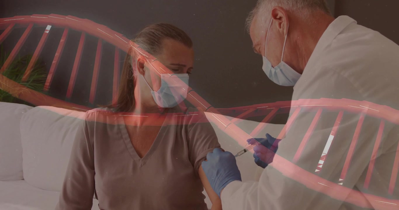 Operatore sanitario che somministra un'iniezione di vaccino su un divano, mostrando una sovrapposizione animata di un'elica di DNA