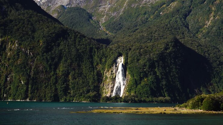 Le iconiche cascate Lady Bowens a Milford Sound.