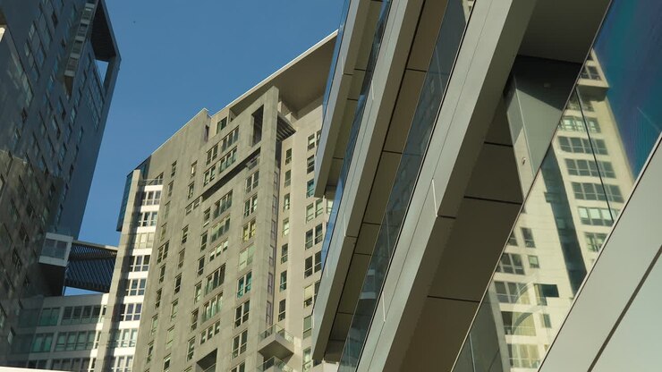 Edifici contemporanei con un collegamento a ponte aereo