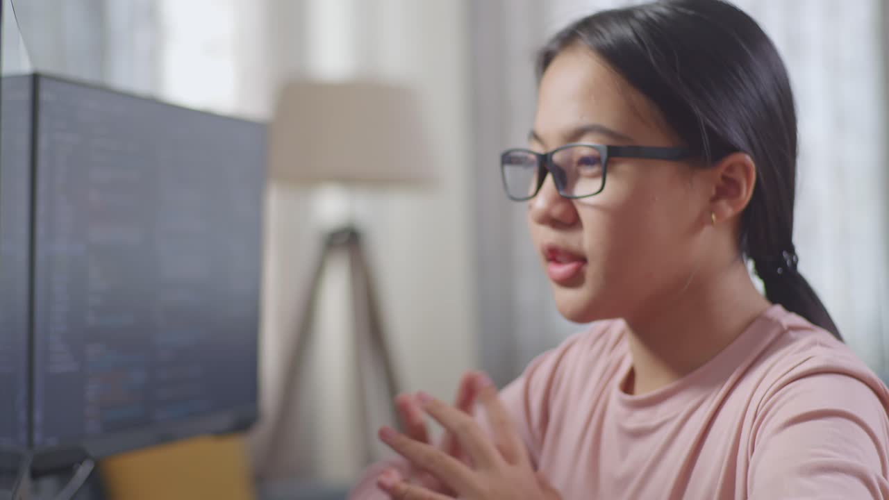 코딩하는 동안 집 사무실에서 스트레칭하는 젊은 여성