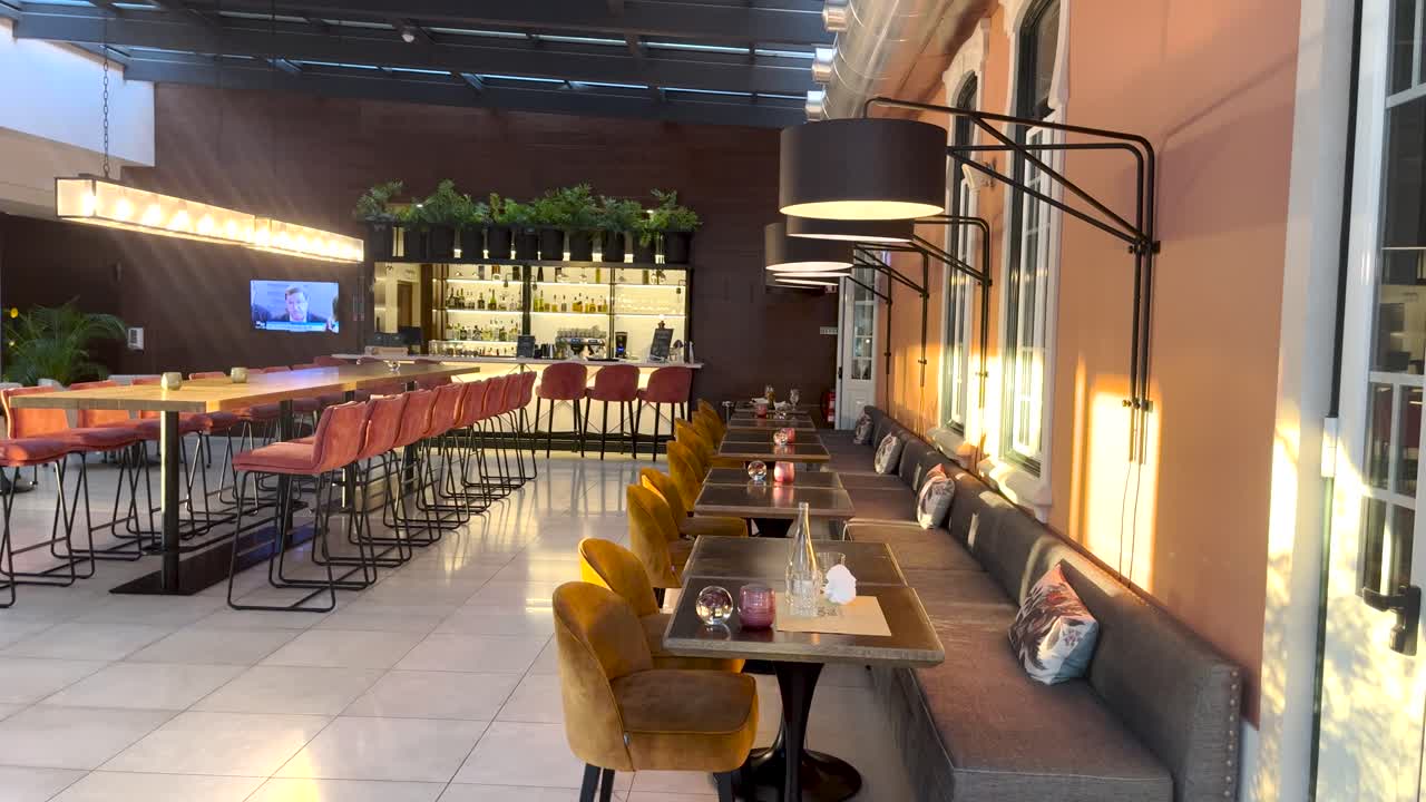 아름다운 레스토랑의 아 ⁇ 한 인테리어의 정적  ⁇ 이 켜져 있습니다.