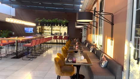 disparo estático del interior acogedor de un hermoso restaurante con luces suspendidas