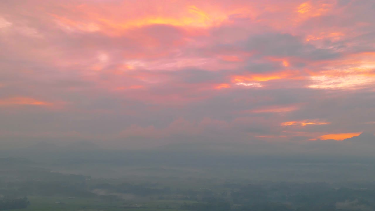 timelapse, nubes moviéndose por el cielo al amanecer con colores naranja y amarillo