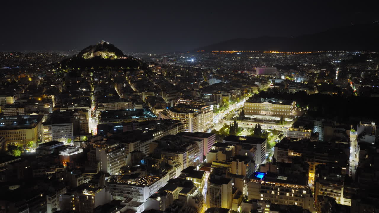 Vista panoramica di Piazza Syntagma ad Atene, Grecia di notte. Il Parlamento Ellenico in vista e il Monte Licabetto sullo sfondo