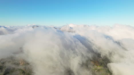 vuelo sobre un lecho de nubes sobre los altos picos del pico do arieiro en la isla de madeira, portugal